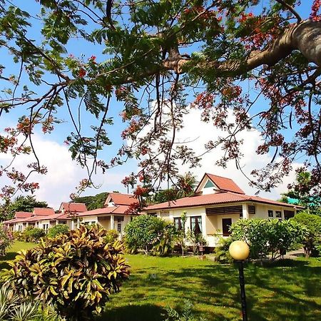 Attran Hotel Моламьяйн Экстерьер фото