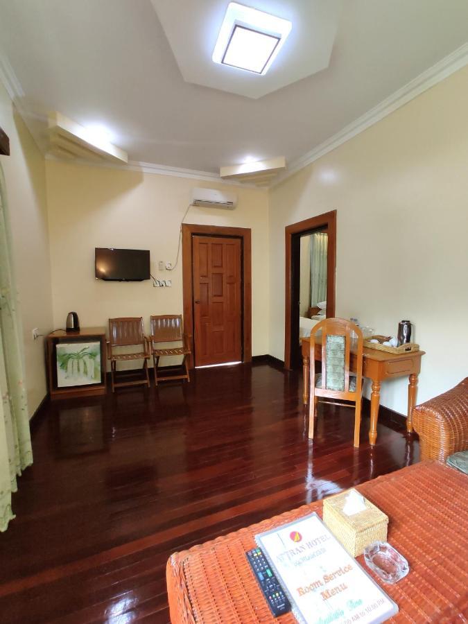 Attran Hotel Моламьяйн Экстерьер фото
